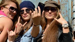 shutterstock_153278603_group_teenage_girls_260px
